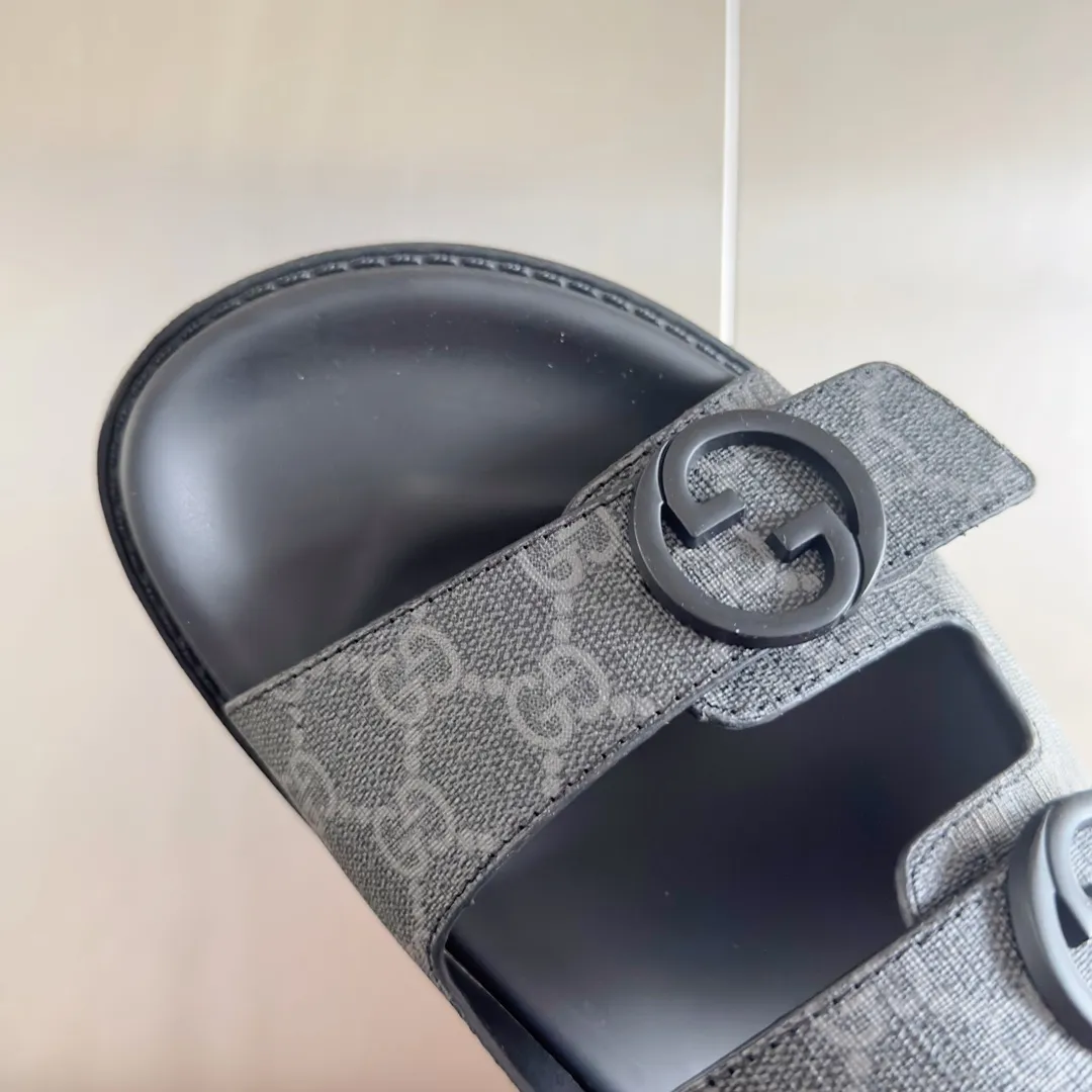 [G Home] Men's Men's Shoes💰: 300💰Size: 38-45 🆕2024Gucci Gucci Summer New Style Double G Presbyopia Flip-flops Cross Sandals Thick Sole Slippers Beach Shoes Original Purchase and Development Production G family's 2024 new summer dark horse items, fashion bloggers at home and abroad have put on the show, and it has become popular on social platforms at home and abroad. Fashionistas must pay for it, and they spend a lot of money to create ingenious craftsmanship and accurately restore every detail. Exquisite packaging at the delivery counter🛍📦 ▪️ Fabric: Original imported double G presbyopic leather ▪️ Lining: Original imported leather ▪️ Sole: Original open molded T men's shoes 💰U outsole ▪️ Bottom thickness: 3CM
